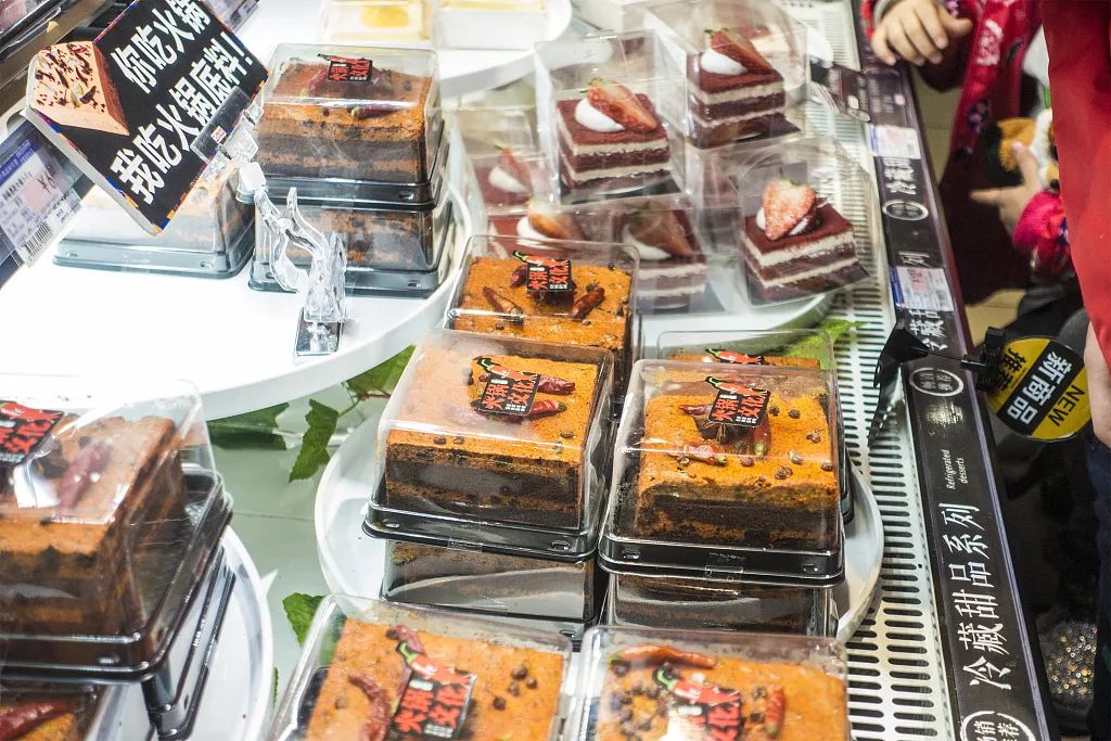 ▲成都“火锅底料”网红火锅蛋糕热销。（图片来源：视觉中国）