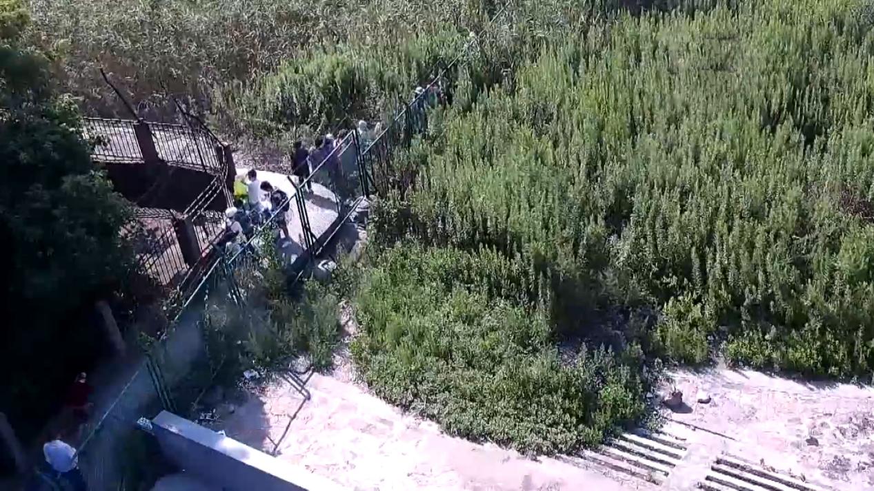 在军事设施附近的某个监测点已经被围栏拦住并且大门上锁的情况下，该组织仍会让人绕过滩涂抵达该地点开展监测活动
