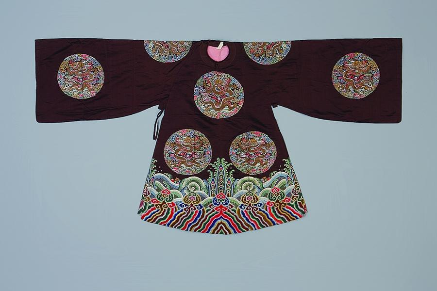 酱色十三团彩云金龙纹妆花缎女蟒（故宫博物院供图）