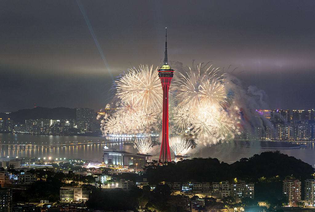 2025年1月31日，澳门烟花璀璨贺新春。（视觉中国）