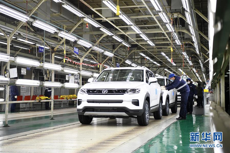 2月18日,长安汽车渝北工厂车间内一辆suv汽车驶下生产线.