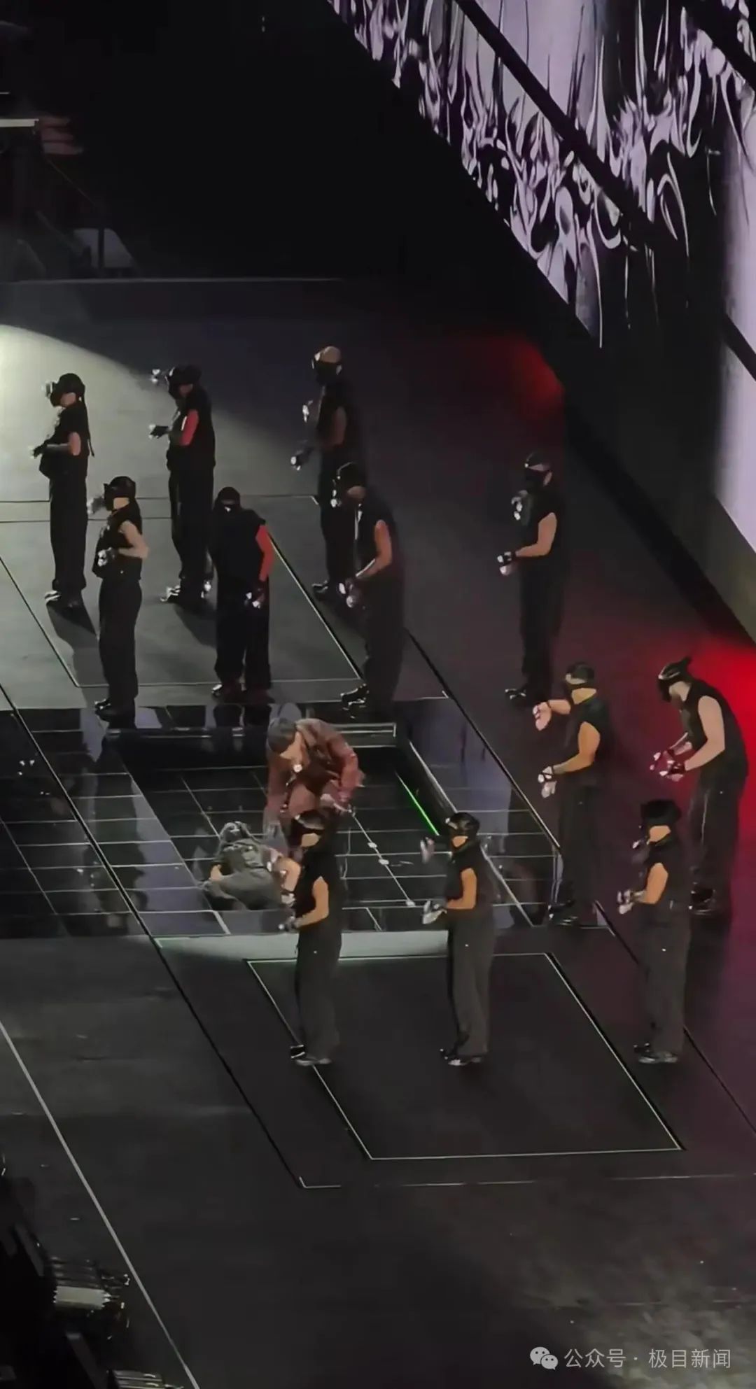 林俊杰扶起舞者