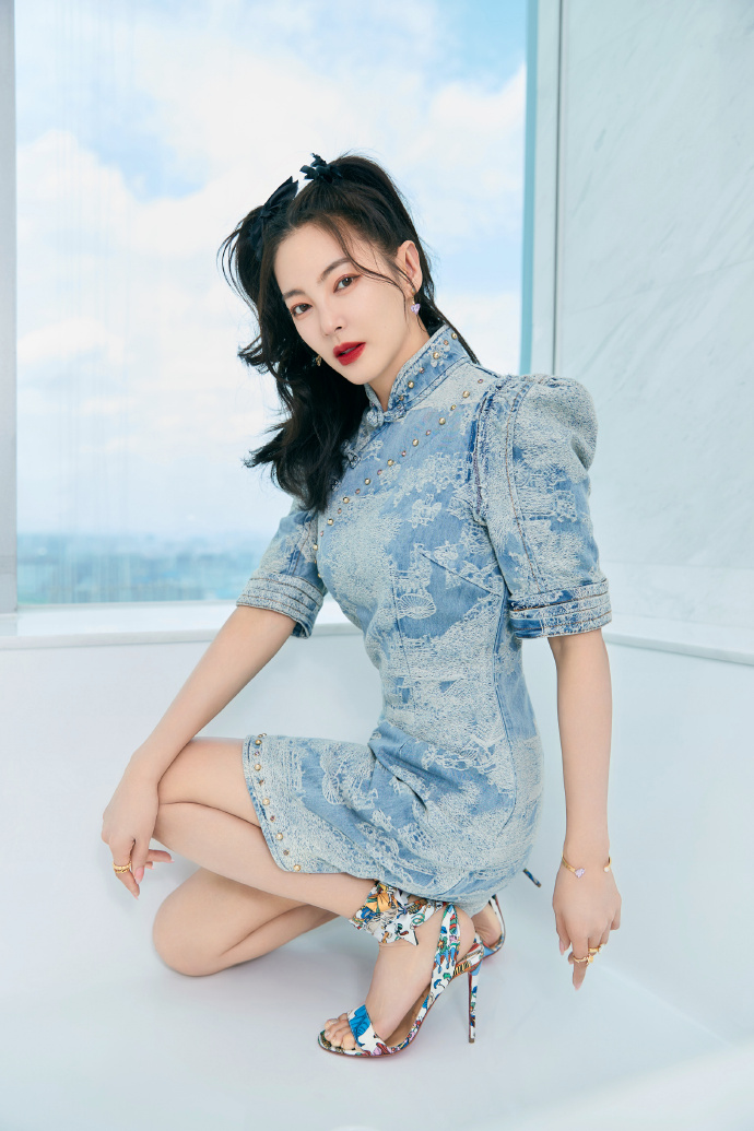 近日,张雨绮工作室晒出一组张雨绮的美照,她身穿蓝色印花旗袍,脚踩