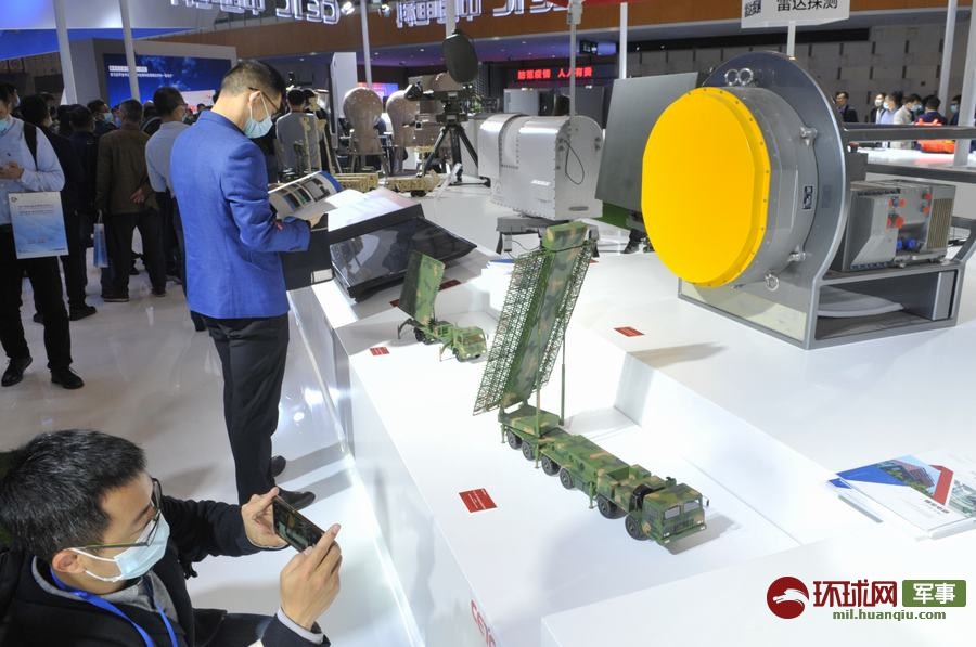 4月22日，一名观众在拍摄YLC-8E型UHF波段三坐标警戒雷达模型。 杨铁虎 摄