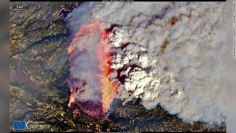 卫星拍摄到的卡多尔山火视频截图