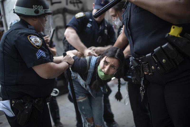 5月30日，一名示威者在纽约声援弗洛伊德的集会活动中被警方逮捕。图源：美联社