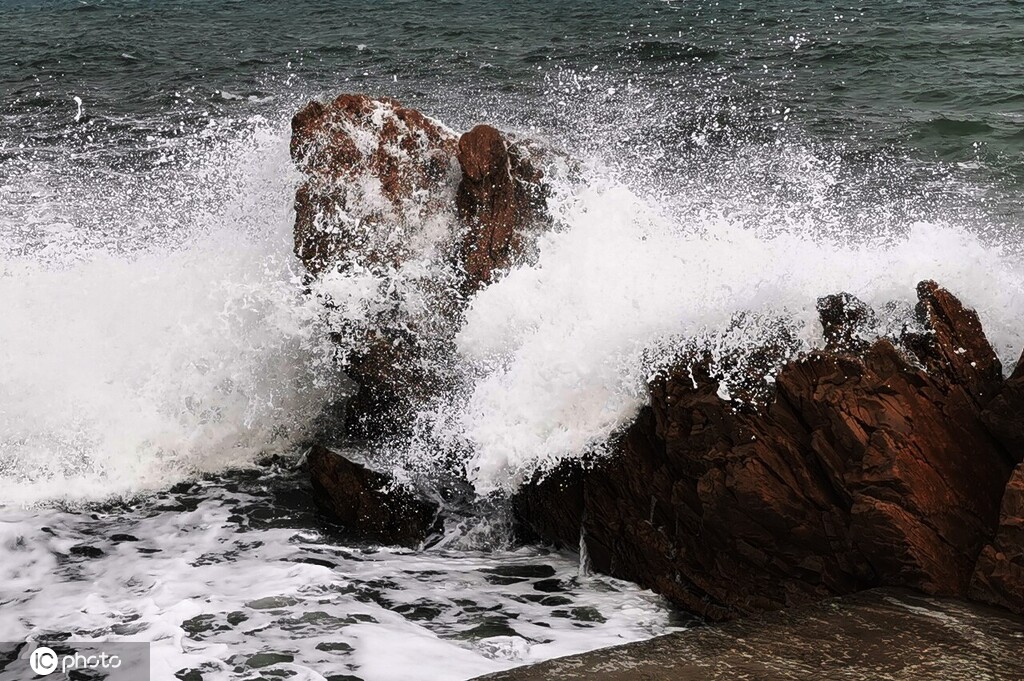 青岛大风预警 海浪拍打礁石浪花飞溅