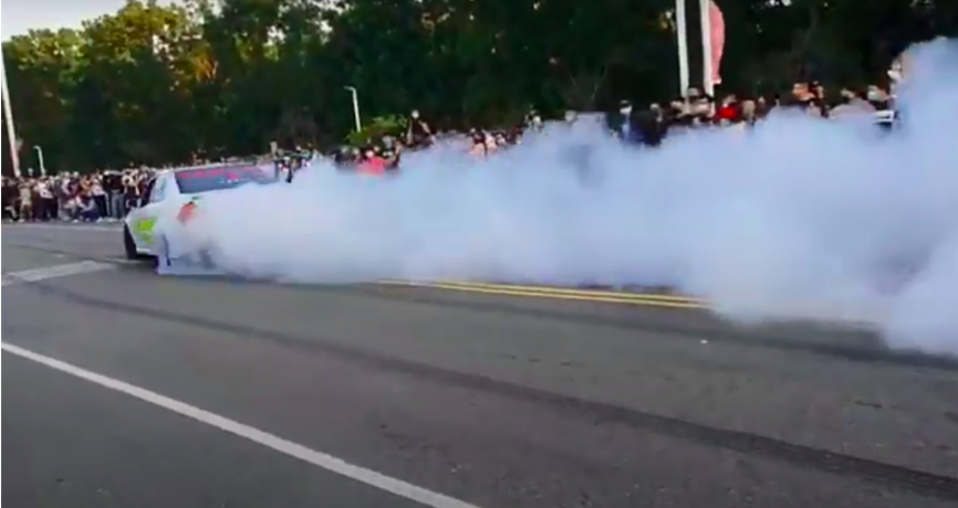 赛车窜出大量白烟，最后失控冲向一旁的观众席。图自台湾“中时新闻网”