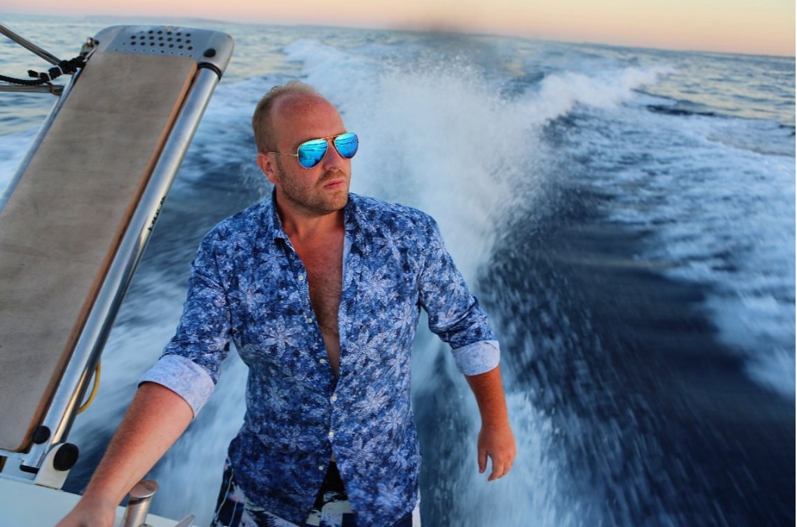 报道介绍说,维塔利·格瑞钦1980年出生于基辅,10岁时随父母迁居美国.