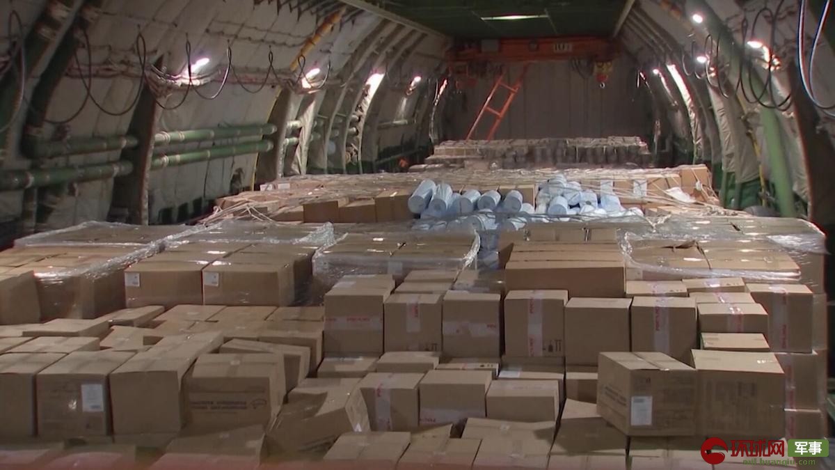 出发前，俄罗斯媒体展示俄军运输机装载的货物。
