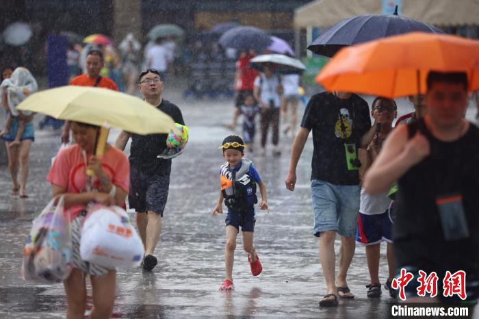 南京突降傾盆大雨帶涼意