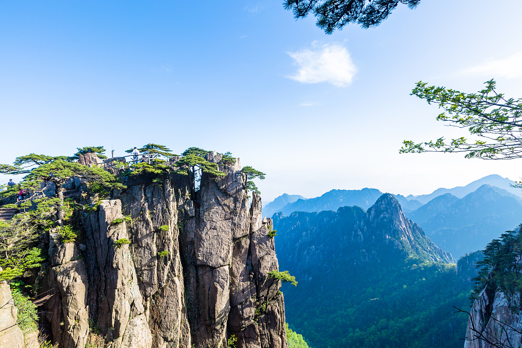 資料圖:2015年5月1日,安徽,黃山雨過天晴,山上雲海翻騰.