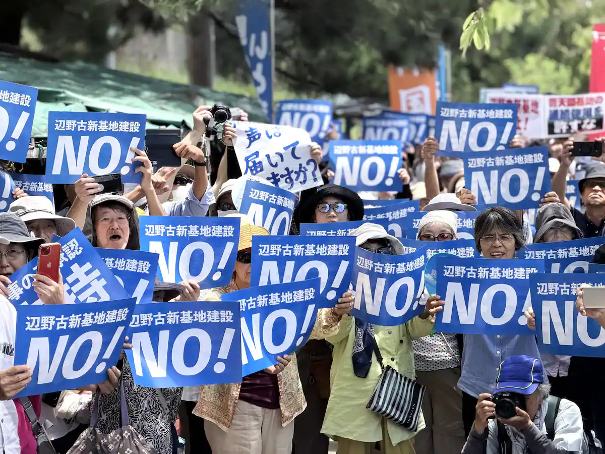 2026年8月1日，冲绳县民众举行抗议集会，反对日本政府推动建设驻日美军边野古基地。