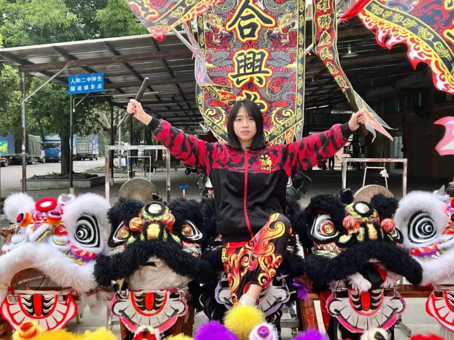 飒！这支醒狮队，表演者是00后姑娘！
