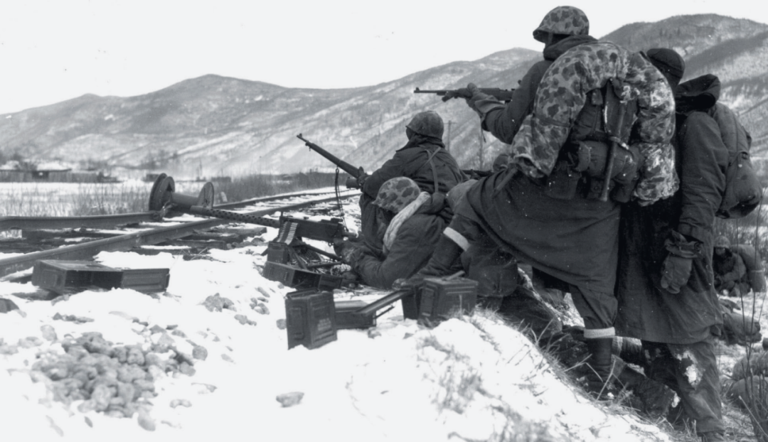 1950年12月,美海军陆战队第1师在遭到志愿军突袭后组织反击.