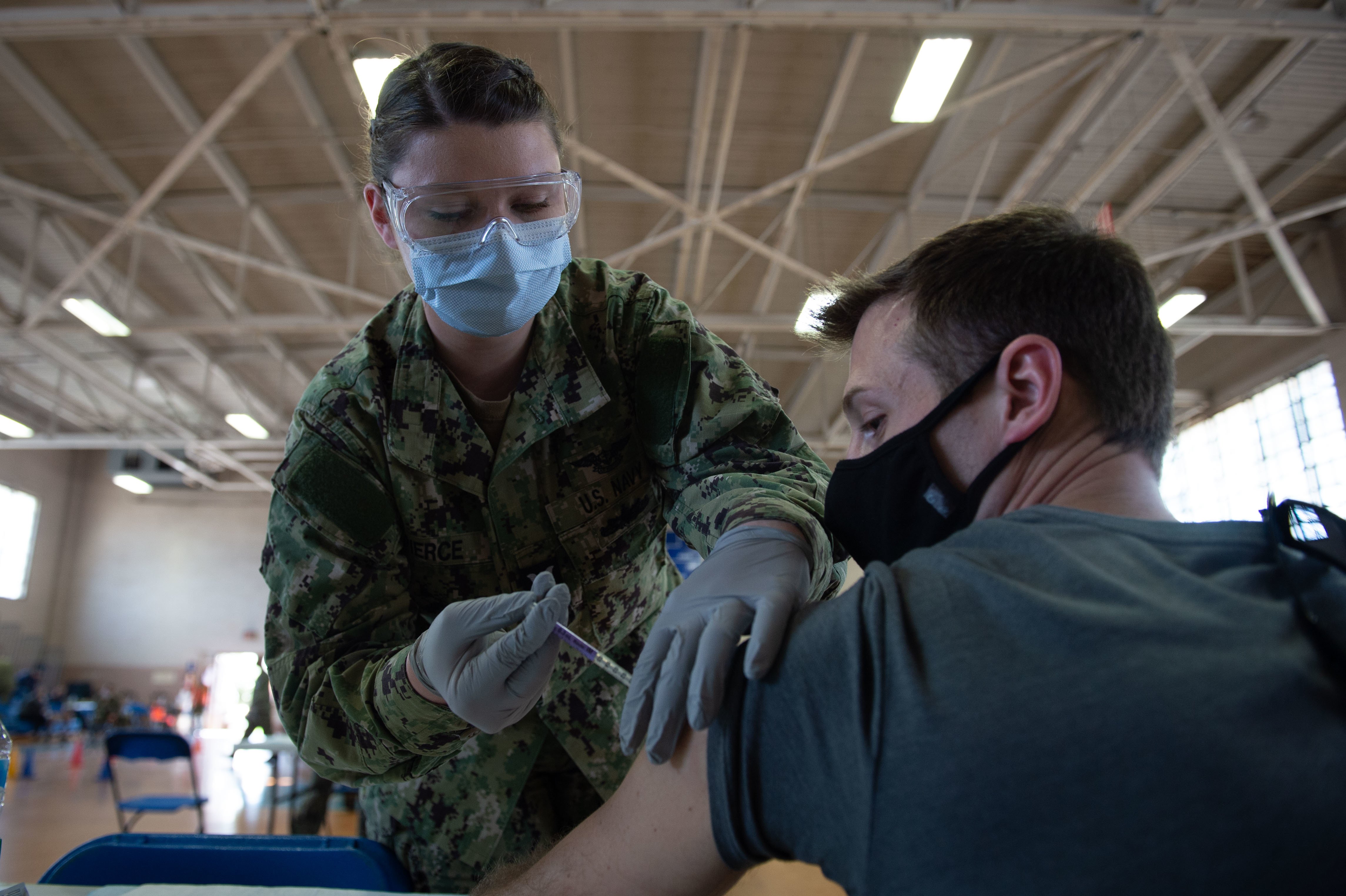 美国海军人员接种疫苗
