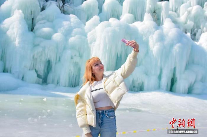 春节期间，白丽莎打卡济南九如山瀑布群风景区。受访者供图