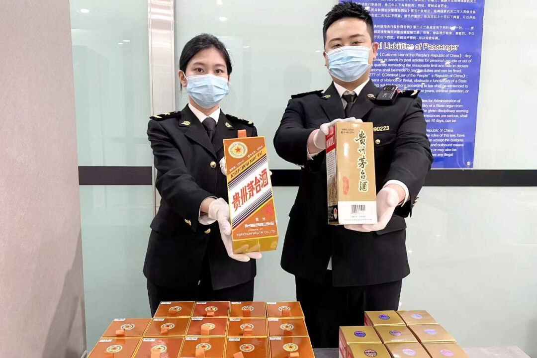大连周水子机场海关查获旅客违规携带入境茅台酒24瓶