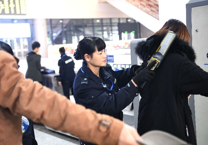 微数据里看服务安检员一分钟半蹲10多次