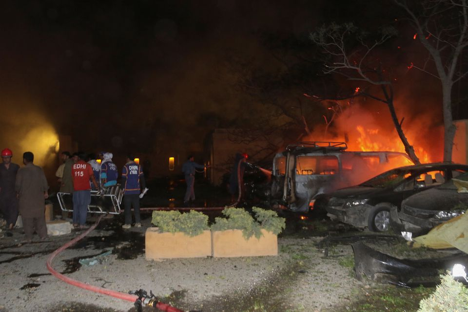 事发后，救援人员寻找受伤人员，消防员扑灭燃烧的车辆。