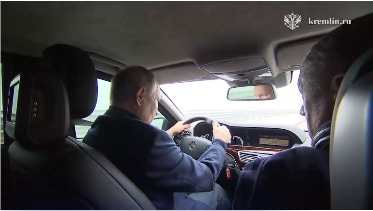 12月5日，普京视察克里米亚大桥期间驾驶一辆奔驰车。图源：塔斯社视频截图