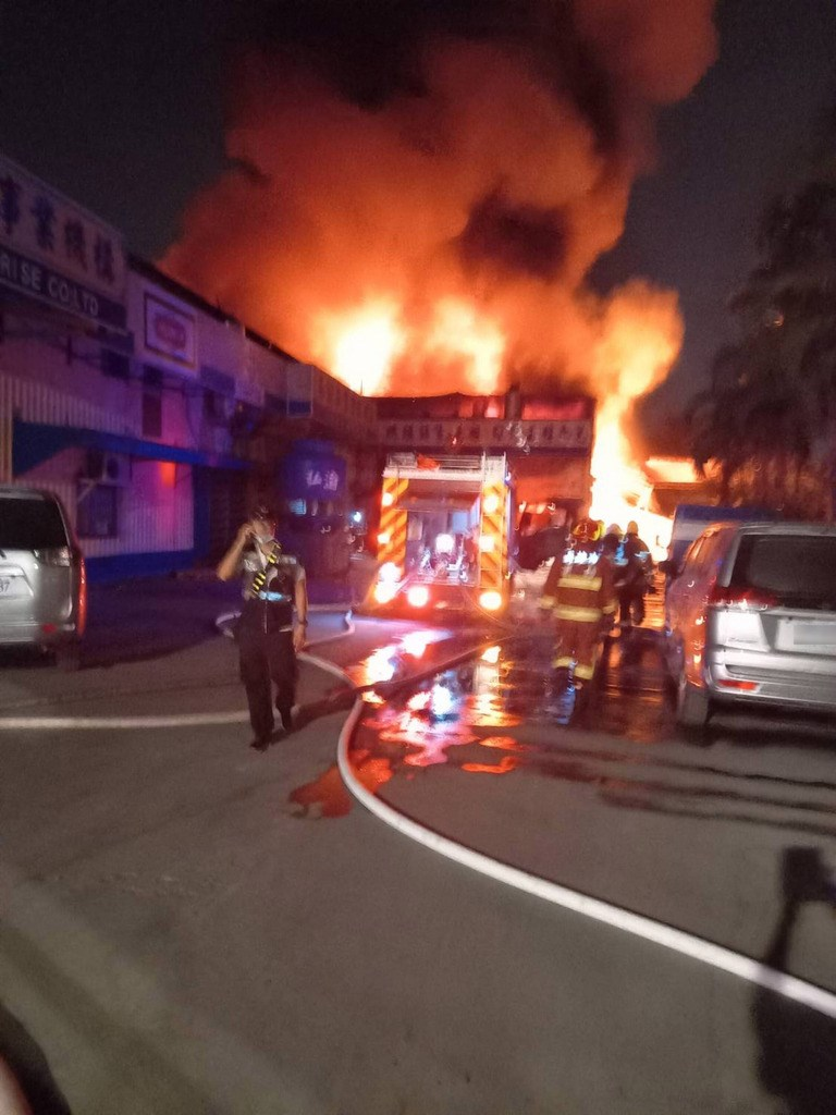 高雄市林园区合兴石化公司厂区25日晚发生大火。图自台媒
