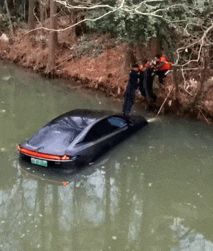 杭州一辆新能源车冲进河里朋友圈刷屏这个操作能救命