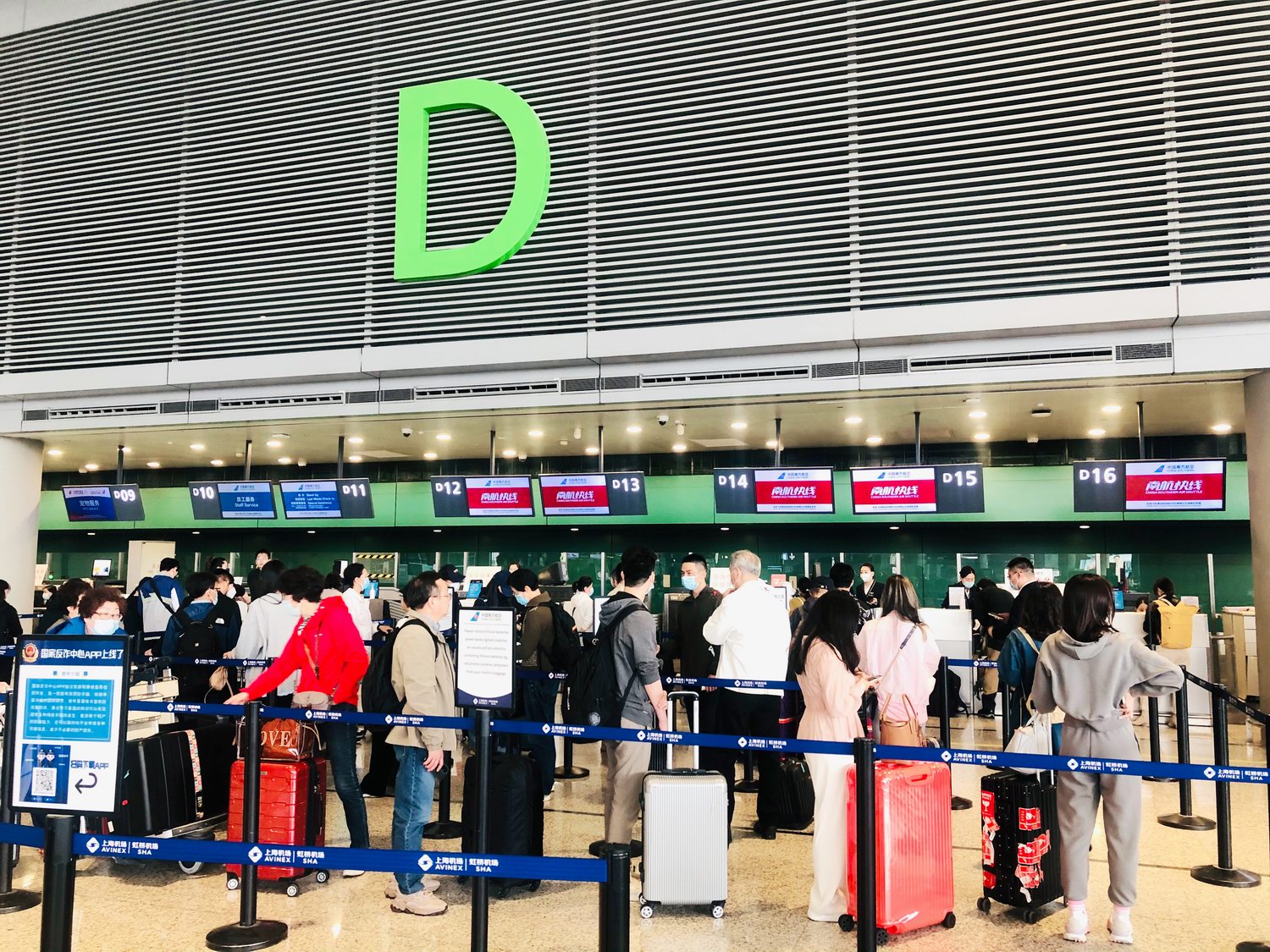 旅客在南航柜台值机。 受访者供图