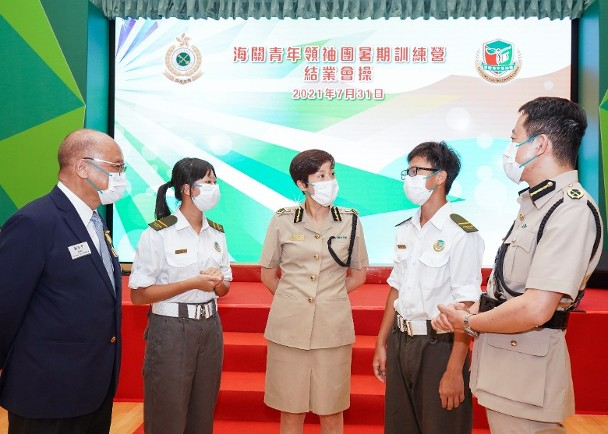 香港海关官员与结业学院交流。图自香港“东网“