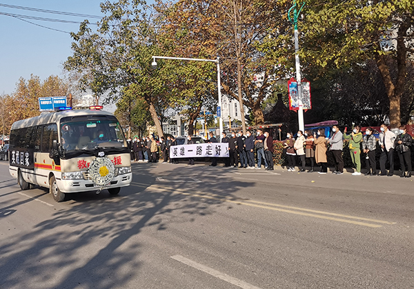 救人牺牲消防员陈建军遗体告别安徽蒙城群众沿途自发送行