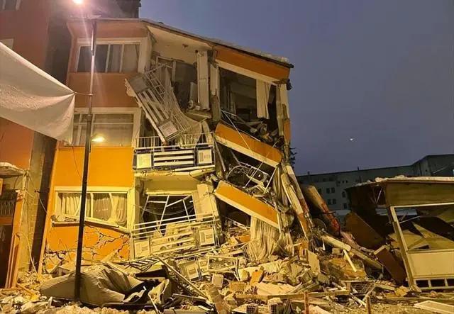 （这是2月6日在土耳其卡赫拉曼马拉什省帕扎尔哲克拍摄的受损建筑物。图自新华社）