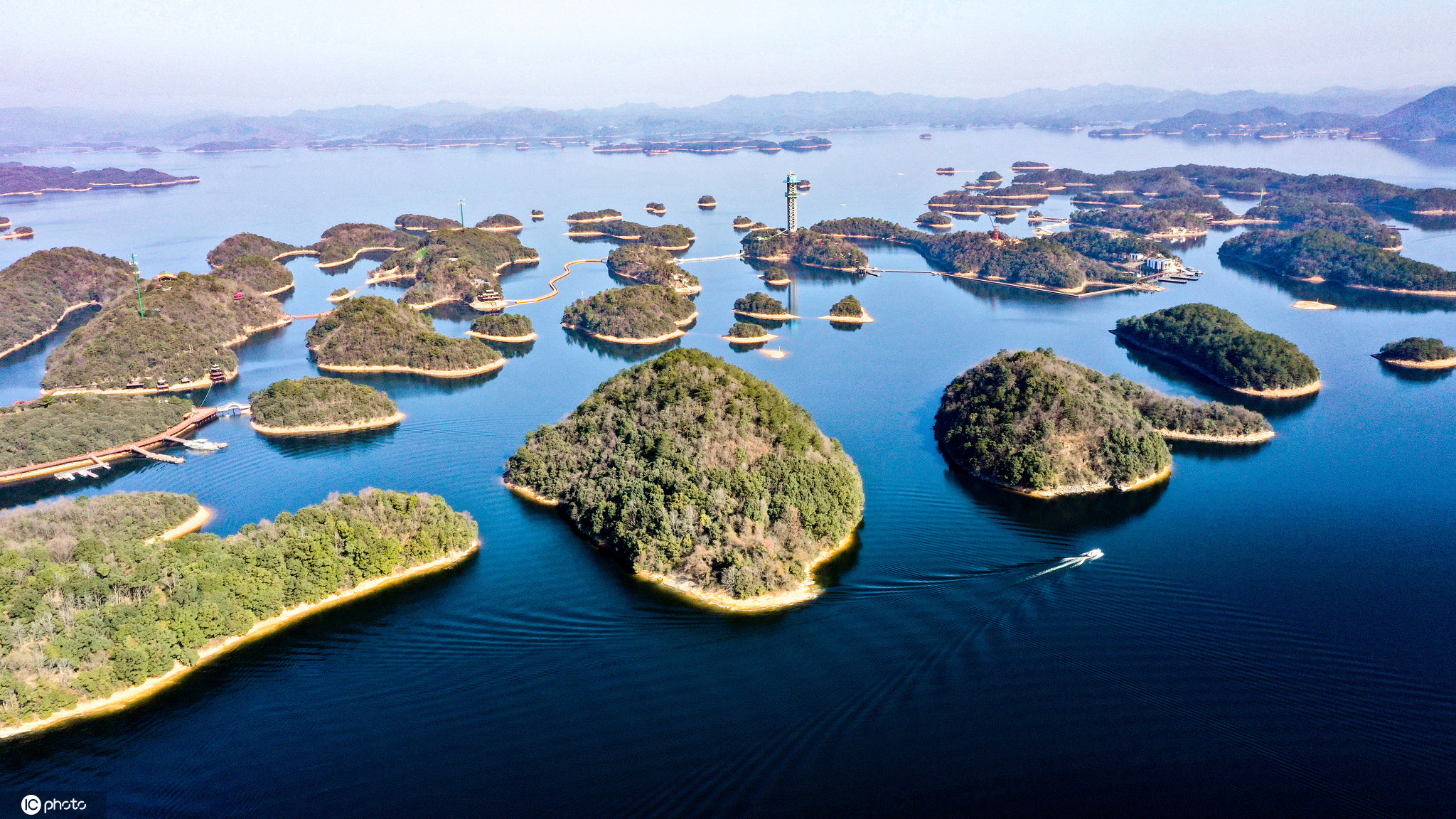 圖為2021年1月18日,冬日的廬山西海湖水湛藍,小船與湖面島嶼交相輝映