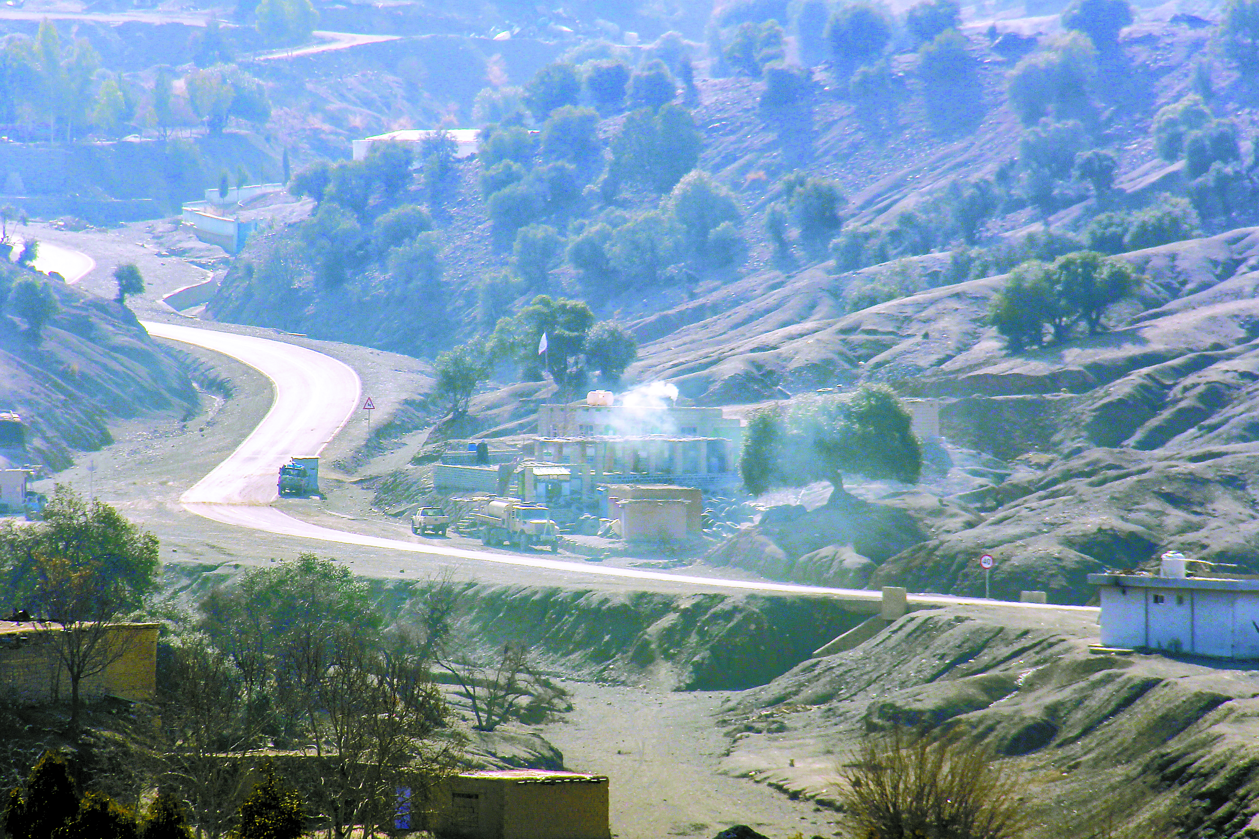 2月27日,阿富汗霍斯特省,与巴基斯坦交界的古拉姆汗口岸阿富汗一侧边境哨所发生爆炸后升起浓烟。(视觉中国)