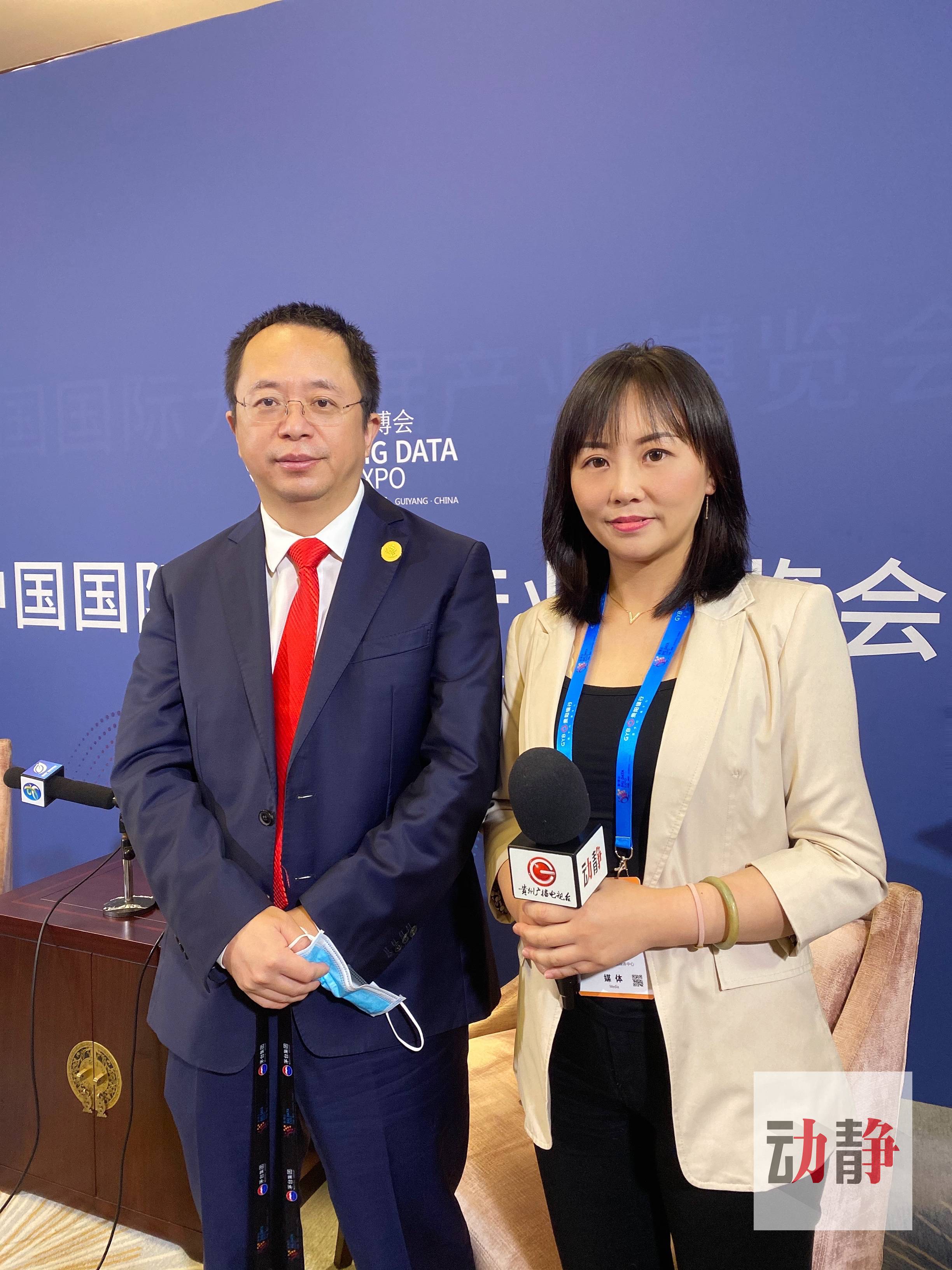 360公司创始人周鸿祎（左）