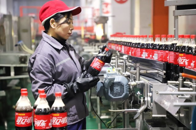 太古可口可乐的一位女员工正在检查产品质量