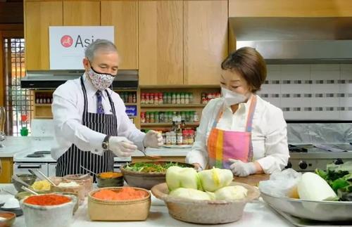 美国驻韩大使哈里斯学做泡菜，图源韩联社
