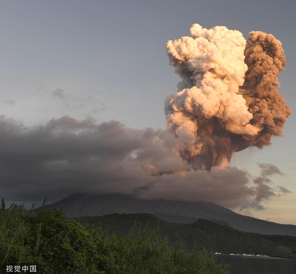 日本阿苏山火山喷发 火山灰如柱冲天
