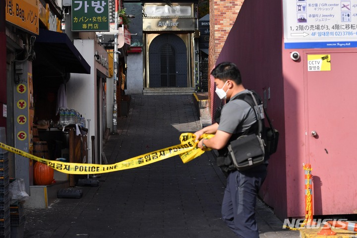 韩国警方撤除设置在小巷内的黄色警戒线。 图自韩媒