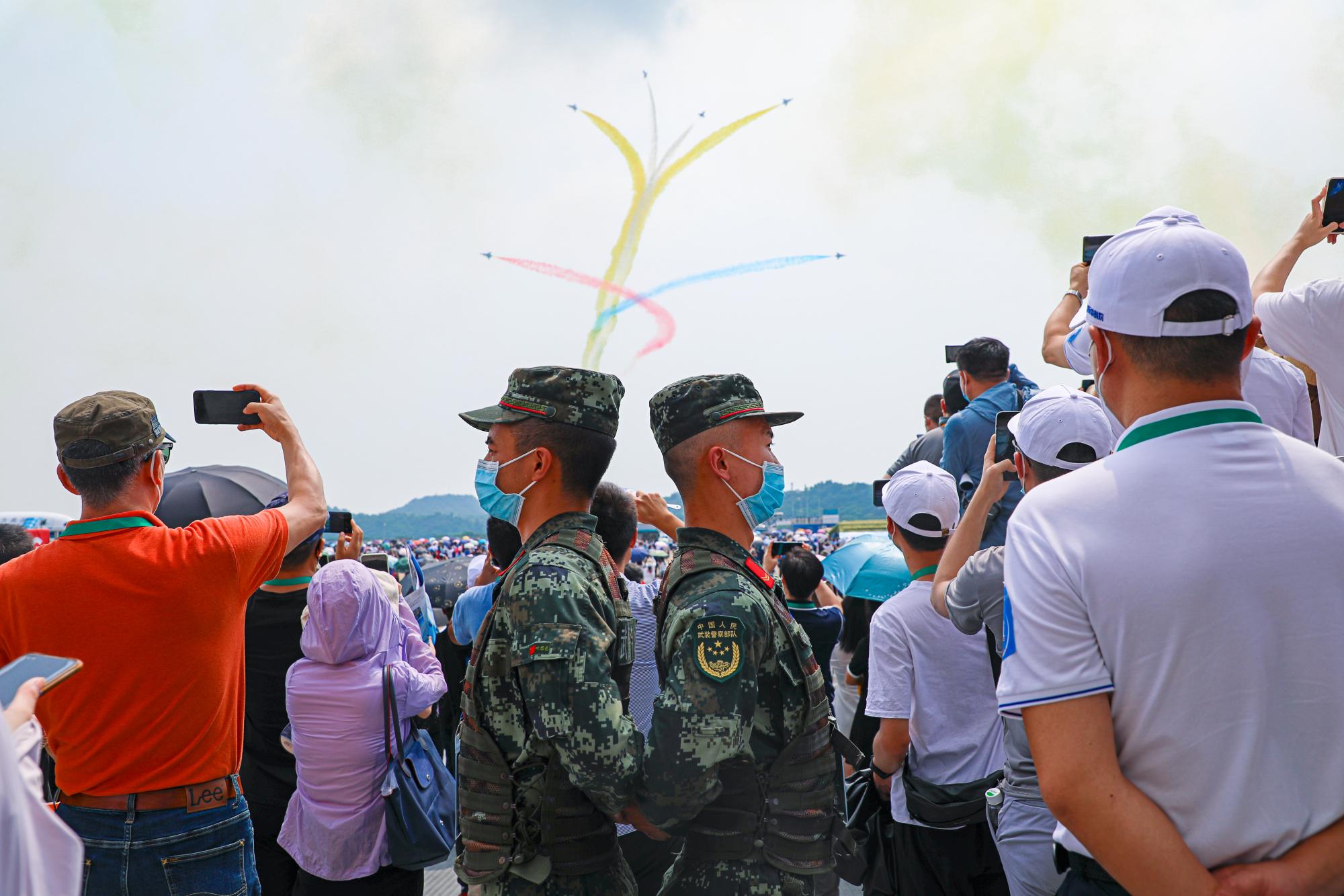 武警官兵在航展现场执勤