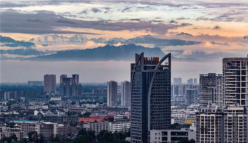 安逸幸福市民镜头里的成都蓝雪山白