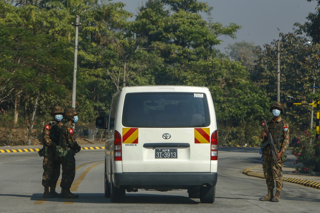 缅甸政局突变第二日 军方设置路障封锁通往议会道路