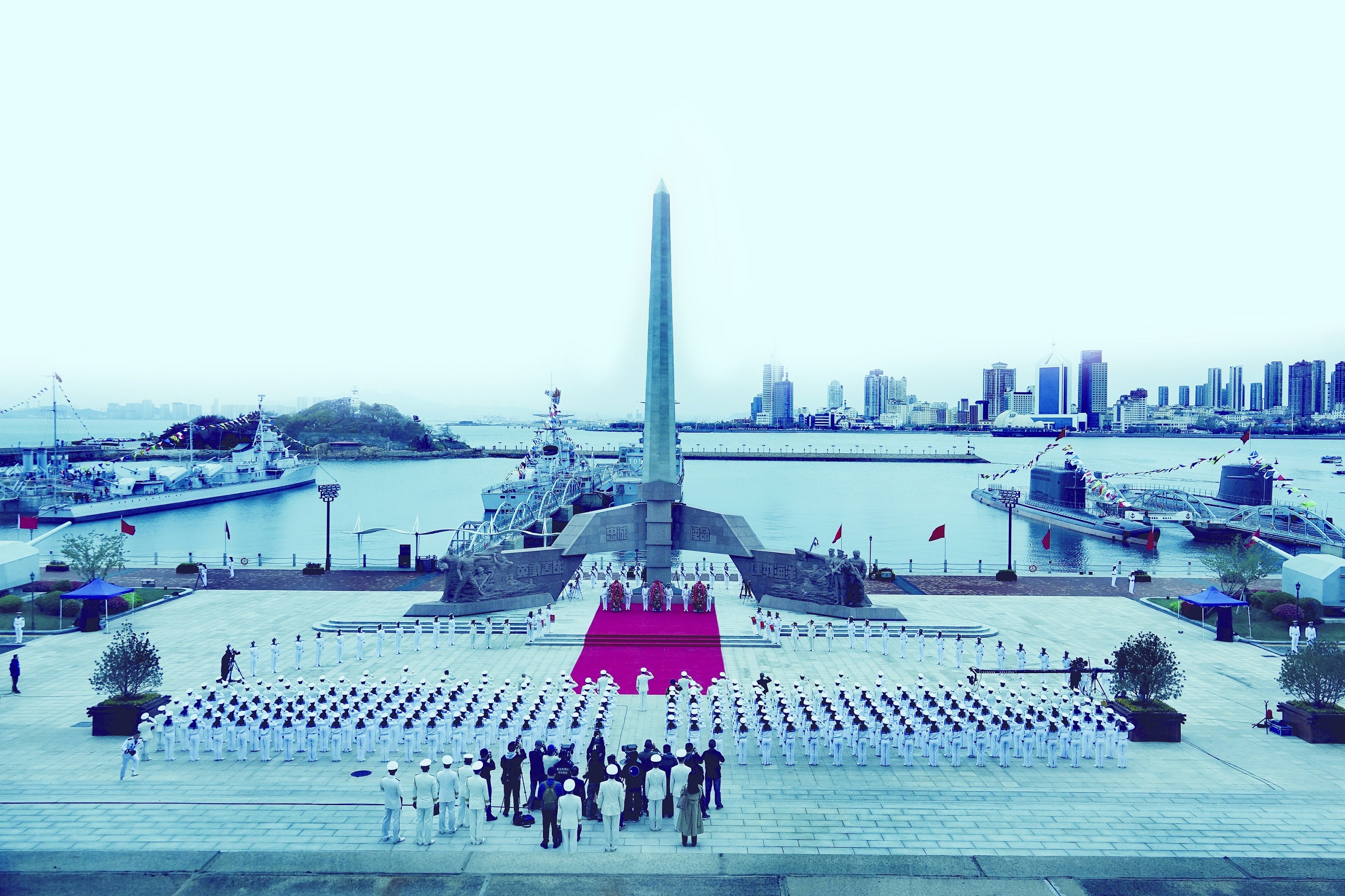 23日，致敬海军英雄大型典礼在青岛举行。
