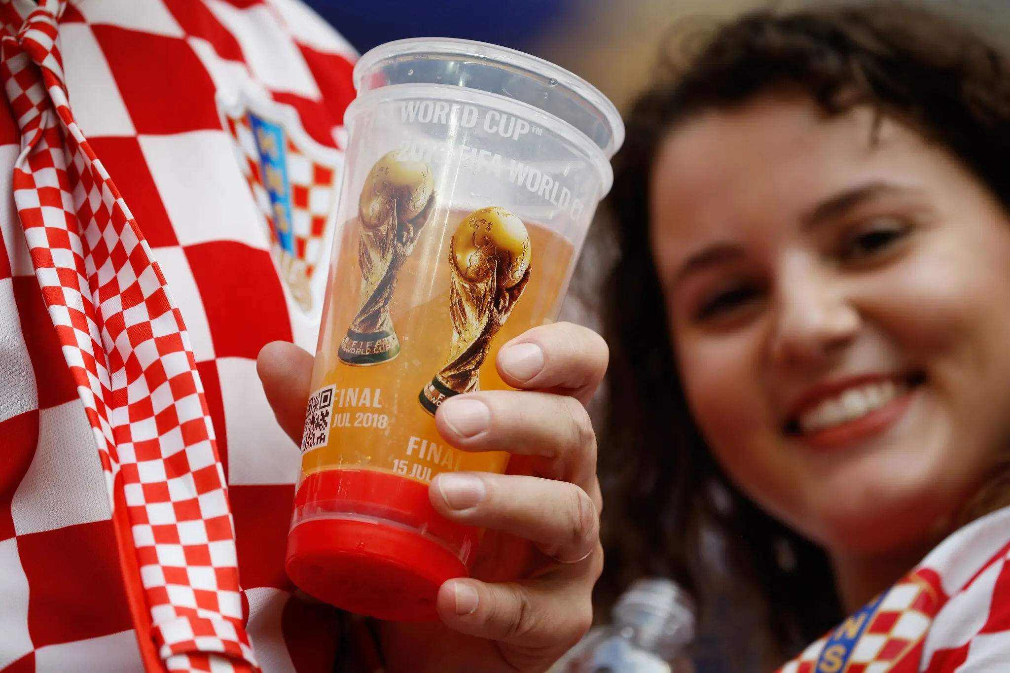 2018年俄罗斯世界杯期间，球迷携带啤酒 图源：美媒