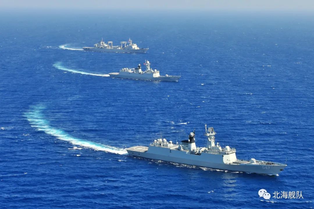 劈波斩浪,炮火争鸣对乘风破浪的人民海军来说是端午节的传统习俗之一