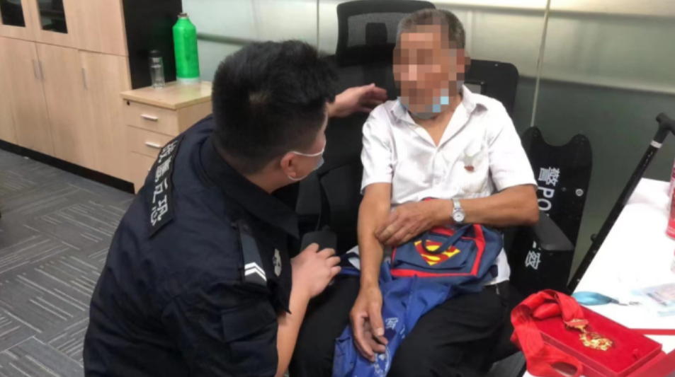 没忘自己扛过枪,杭州东站一位老人让人肃然起敬