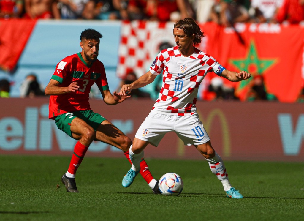 世界杯小组赛f组第1轮摩洛哥队对阵上届亚军克罗地亚队的比赛正式打响