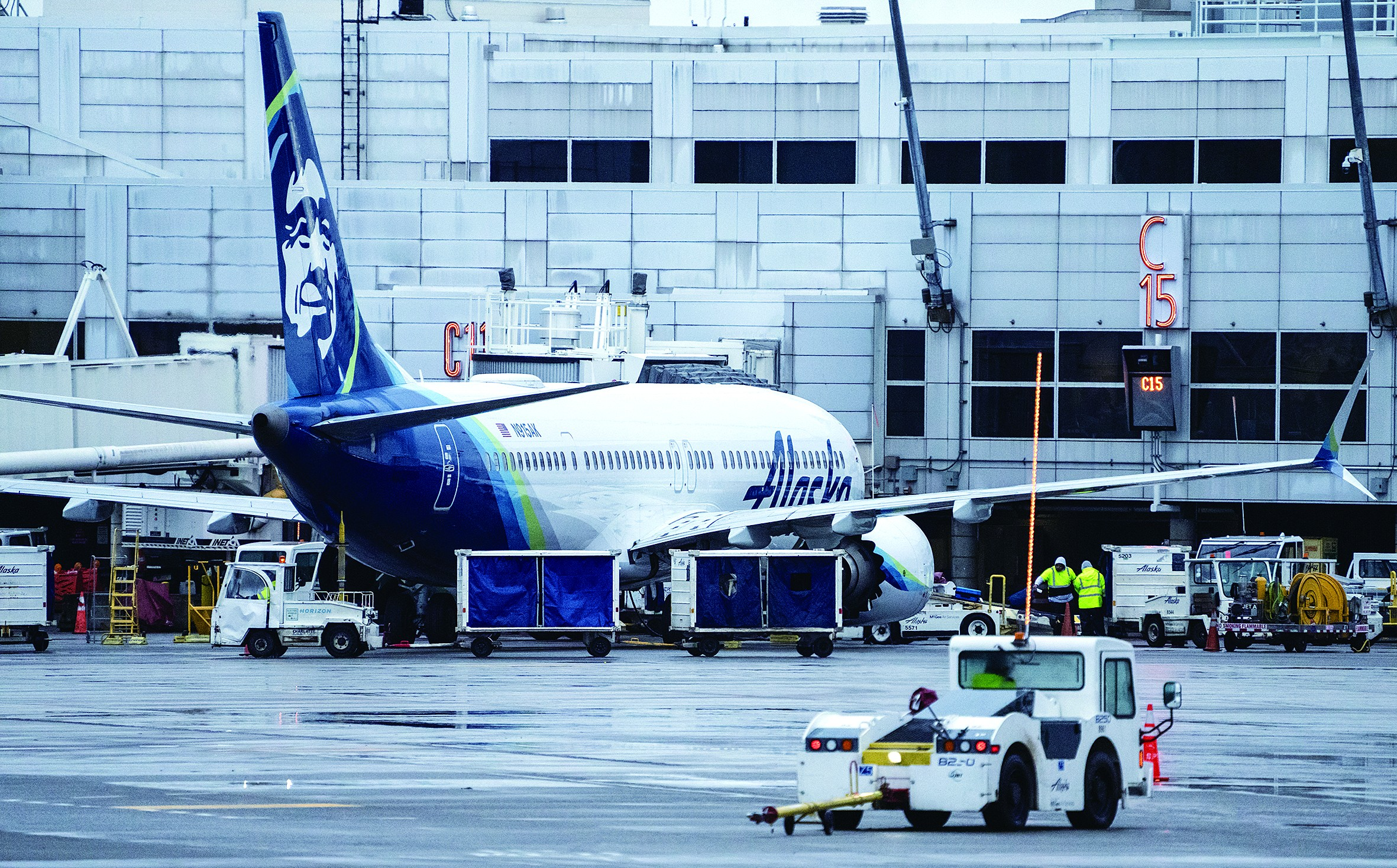 图为当天停在西雅图国际机场的一架该型飞机.