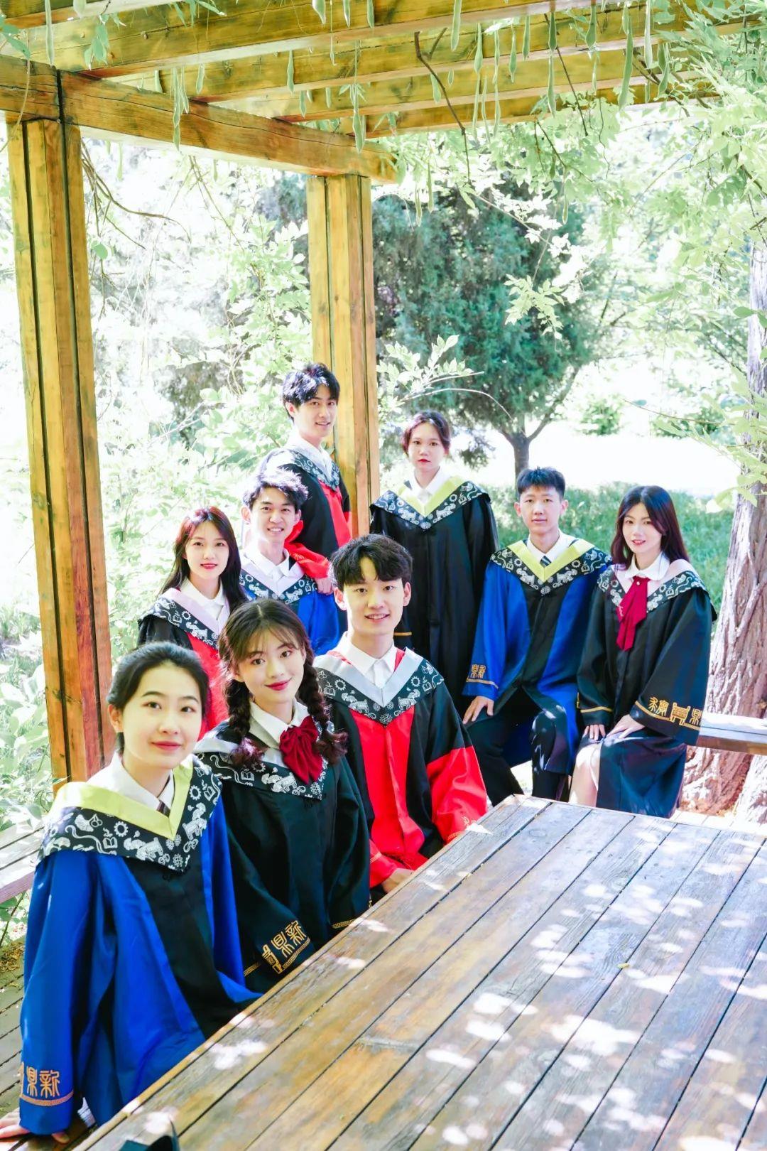 仪式感拉满!各大高校学位服惊艳亮相 你最Pick哪套?