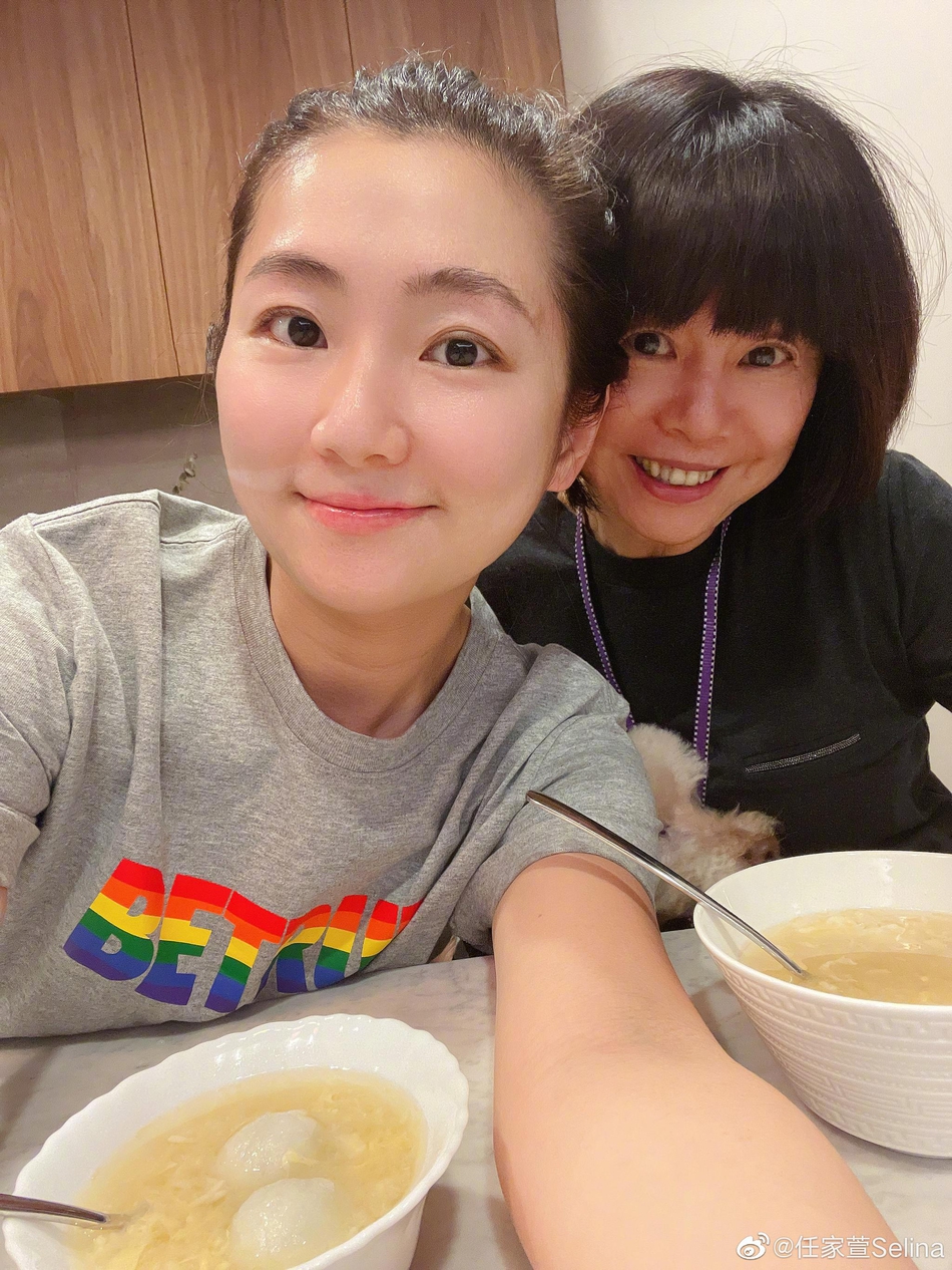 近日,任家萱selina在微博晒出与妈妈合照,两人脸贴脸亲密无间,selina