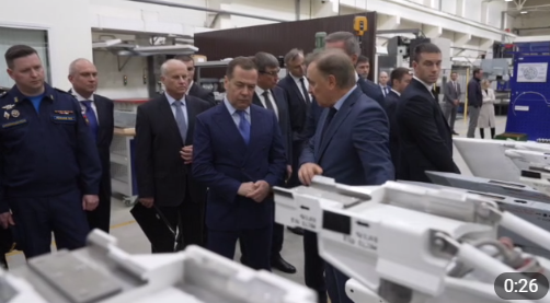 梅德韦杰夫在俄“信号旗”国家机械制造设计局视察的画面，图源：梅德韦杰夫在Telegram上所发视频的截图